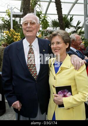 (Dpa) - 93 Jahre alte Graf Lennart Bernadotte (L) steht, mit seinen arm um ihre Schulter und weiter zu seiner Frau Gräfin Sonja Bernadotte auf Bernadotte Anwesen auf der Insel Mainau, Deutschland, 27. März 2003. Das diesjährige Gartenschau läuft unter dem Motto "Zauber des Orients" und Exponate Oriental Blumen, sondern bietet auch Momente der Entspannung wie Bauchtanz, Geschichtenerzählen ein Stockfoto