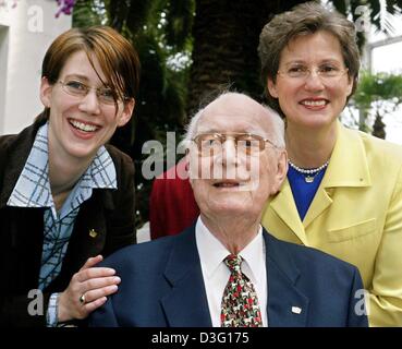 (Dpa) - 93 Jahre alte Graf Lennart Bernadotte (vorne) liegt umgeben von seiner Tochter Bettina (L) und seiner Frau Gräfin Sonja Bernadotte stand hinter ihm und Lächeln auf Bernadotte Anwesen auf der Insel Mainau, Deutschland, 27. März 2003. Seine 29 Jahre alte Tochter Bettina wird in ein paar Jahren die Familie Wirtschaft, Tourismus und Management Beratung Mainau GmbH übernehmen. Einmal Stockfoto