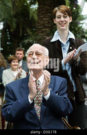 (Dpa) - 93 Jahre alte Graf Lennart Bernadotte (vorne) klatscht in die Hände beim Sitzen vor der seine Tochter Bettina, die auch klatscht in die Hände auf Bernadottes Anwesen auf der Insel Mainau, Deutschland, 27. März 2003. Seine 29 Jahre alte Tochter Bettina wird in ein paar Jahren die Familie Wirtschaft, Tourismus und Management Beratung Mainau GmbH übernehmen. Nachdem Bettina 30 dreht ihr Ti Stockfoto