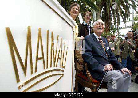 (Dpa) - 93-j hrige Count Lennart Bernadotte (R) sitzt neben einem Zeichen, das liest "Mainau" und hinter ihm stehen seine Tochter Bettina und seiner Frau Gräfin Sonja Bernadotte Estate auf der Insel Mainau, Deutschland, 27. März 2003. Seine 29 Jahre alte Tochter Bettina wird in ein paar Jahren die Familie Wirtschaft, Tourismus und Management Beratung Mainau GmbH übernehmen. Einmal Betti Stockfoto