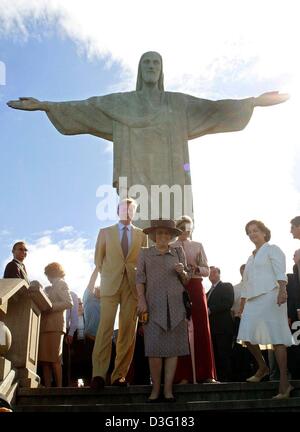 (Dpa) - niederländischen Königin Beatrix, Kronprinz Willem-Alexander und Kronprinzessin Maxima (R) posieren für ein Foto vor der 38 Meter hohe Statue von Christus, 704 Meter Höhe auf den Corcovado bei einem Besuch in Rio De Janeiro, Brasilien, 25. März 2003. Die Königin und das Prinzenpaar begann ihre fünf-Tage-Besuch in Brasilien in der Hauptstadt Brasilia am 24. März 2003. Stockfoto