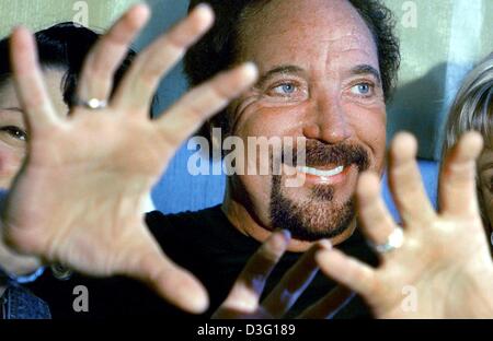 (Dpa) - britischer Pop-Musiker Tom Jones lächelt und zeigt seinen Ands imitieren die Klauen eines Tigers in Darmstadt, Deutschland, 28. März 2003. Stockfoto