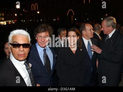 (Dpa) - L: Modedesigner Karl Lagerfeld, Prinz Ernst August von Hannover, seine Frau Caroline, ihr Bruder Prinz Albert von Monaco und bayerische Wissenschaftsminister Hans Zehetmair, chatten, wie sie das Nationaltheater in München, 25. März 2003 in Kraft. Am Theater eröffnete die Ballett-Woche mit einer Leistung von der Ballett-Gruppe "Les Ballets de Monte Carlo". Stockfoto