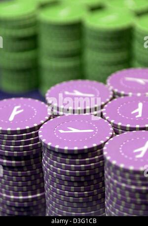 (Dpa) - Chips werden gestapelt auf einem Roulette-Tisch im Casino Flughafen in Frankfurt am Main, 13. März 2003. In Europa haben nur die Flughäfen in Frankfurt und Amsterdam eine Casino. Frankfurt Airport Casino eröffnet Anfang 2001 und 44.000 Gäste gezählt, im Jahr 2002. Nur Passagiere mit Tickets, Übersee oder in europäische Länder, die den Schengen-Vertrag ausgeschlossen sind erlaubt Stockfoto