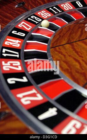 (Dpa) - ist die Kugel in den Schlitz der Nummer 13 auf ein Roulette-Rad an der Flughafen-Casino in Frankfurt am Main, 13. März 2003 gesunken. In Europa haben nur die Flughäfen in Frankfurt und Amsterdam eine Casino. Frankfurt Airport Casino eröffnet Anfang 2001 und 44.000 Gäste gezählt, im Jahr 2002. Nur Passagiere mit Tickets in Übersee-Destinationen oder in europäische Länder ausgeschlossen die Stockfoto