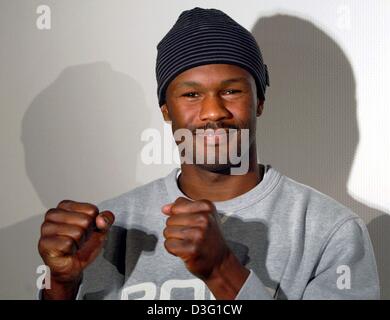 (Dpa) - US-Boxer Derrick Harmon posieren mit seiner Faust für eine Werbung beschossen das Cinemaxx in Hamburg, Deutschland, 25. März 2003. Harmon ist der aktuelle Herausforderer für den Weltmeister-Titel im Halbschwergewicht Boxen. Er kämpft gegen die aktuellen polnischen Boxweltmeister Dariusz Michalczewski bei der WBO (World Boxing Organisation) Weltmeister im Halbschwergewicht Boxen zu kämpfen Stockfoto