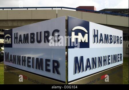 (Dpa) - Blick auf das Logo außerhalb der Hauptsitz der Hamburg-Mannheimer AG, financial Services und Versicherungs-Gesellschaft in Hamburg, Deutschland, 10. März 2003. Hamburg-Mannheimer AG ist die zweitgrößte Lebens- und Unfallversicherung in Deutschland. Das Unternehmen wurde 1899 unter dem Namen "Vita" gegründet und bietet seit mehr als 100 Jahre lang Risikoversicherung Hinweisschild Stockfoto