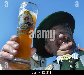 (Dpa) - hält Hans Frantz ein Glas weißen Bier in der Hand am Viktualienmarkt, der Bauernmarkt in München, 22. März 2003. Der Markt war erste gegründet 1807 von König Max i. von Bayern, als ein Bauer den Markt und ist seitdem das traditionelle Zentrum der ausschließlich kulinarische Genüsse und sozialem Engagement. Händler bieten eine Vielzahl von Lebensmitteln zu vermarkten, Blume Stockfoto