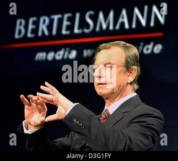 (Dpa) - Gunther Thielen, Vorstandsvorsitzender der Bertelsmann Media Group, Ergebnisse auf der Pressekonferenz in Berlin, 25. März 2003 abgebildet. Bertelsmann, Europas größte Mediengruppe, sagte, dass es die Marktentwicklung und schleppenden Konjunktur sträubte sich durch eine operative Gewinn von 936 Millionen Euro im Vorjahr. Mit Ausnahme der Buchclub-Branche ist das deutsche Unternehmen veröffentlichen. Stockfoto