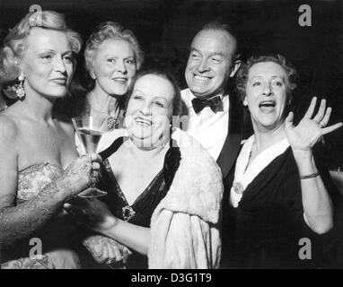 (Dpa-Dateien) - US-Schauspieler und Komiker Bob Hope stellt mit einer Reihe von Stummfilmstars, (von L:) Camilla Horn, Liane Haid, Fern Andra und Henny Porten, während des internationalen Film-Ball in Berlin, 30. Juni 1956. Am 29. Mai 2003 werden Bob Hope seinen 100. Geburtstag feiern. Er war Leslie Townes Hope am 29. Mai 1903 in Eltham in der Nähe von London geboren und wanderte mit seinen Eltern in die USA Stockfoto