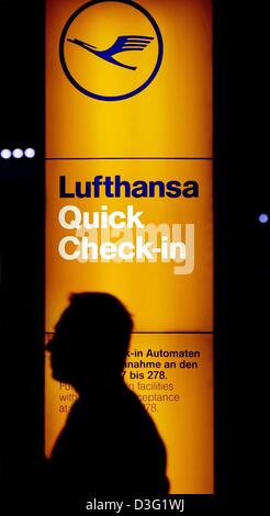 (Dpa-Dateien) - steht ein Passagier neben einem Check-in Schalter am Flughafen Frankfurt, Deutschland, 4. November 2002. Nach dem schwierigen Jahr 2001 wurde Lufthansa im Jahr 2002 wieder in der Gewinnzone. Nach eigenen Angaben hat Lufthansa einen Gewinn von 717 Millionen Euro im Jahr 2002. Im Jahr 2001 hatte der weltweit zweitgrößte Fluggesellschaft ein Minus von 633 Millionen Euro nach Steuern. Aktionäre sollen erhalten eine Stockfoto