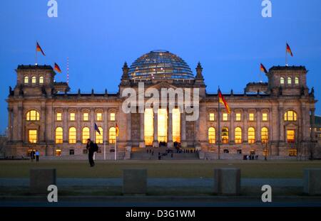 (Dpa) - der rote Abend, die Sonne sich in den Fenstern des Reichstagsgebäudes spiegelt Berlin, 18. März 2003. Von Paul Wallot 1894 erbaut, hat der Reichstag im Bundestag (Unterhaus des deutschen Parlaments) seit 19. April 1999 Aufnahme. Gebäude im Stil der italienischen Hochrenaissance hat eine wechselvolle Geschichte: am 9. November 1918, wurde hier die deutsche Republik ausgerufen. Kurz ein Stockfoto