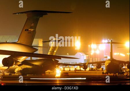 (Dpa) - ist eine Ladung Flugzeugtyp C-117 'Globemaster' bereit zum Abheben auf dem Flugplatz der US-Airbase in Frankfurt, in der Nacht zum 20. März 2003. Rund um die Uhr sind Soldaten und Material bereitgestellt und von Frankfurt nach Destinationen rund um den Globus geflogen. Frankfurt ist einer der wichtigsten Luft Verkehrsknotenpunkte der US-Armee in Europa. Stockfoto