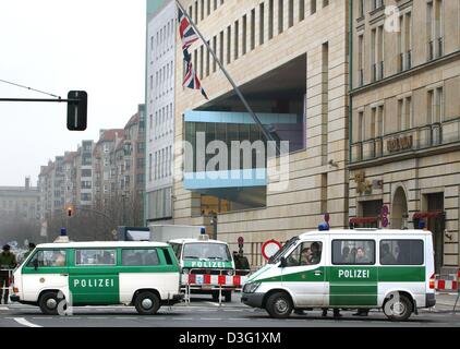 (Dpa) - deutsche Polizei abgeriegelt der Straße vor der britischen Botschaft in Berlin, Deutschland, 20. März 2003. Deutsche Behörden verstärkt Sicherheitsmaßnahmen an den Botschaften in Deutschland zu Beginn der US-geführten Krieg gegen den Irak 20 März. Stockfoto