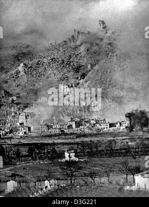 (Dpa-Dateien) - ein Blick über die Weite der Ruinen von Monte Cassino, Italien, 15. Februar 1944. An diesem Tag das Benediktiner-Kloster aus dem 529, wurde vollständig bei einem Luftangriff der Alliierten zerstört, zwar gab es keine Soldaten der deutschen Wehrmacht in der Nähe von Monte Cassino. Alliierten Streitkräfte hatte das Kloster mit 229 Kampfflugzeugen angegriffen. Durch ein Wunder wurde keines der Mönche getötet. Die mona Stockfoto