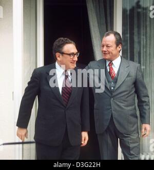 (Dpa-Dateien) - Henry Kissinger, dann uns Außenminister, und Willy Brandt, dann Bundeskanzlerin, abgebildet in Bonn, 4. März 1974. Kissinger war als Heinz Alfred Kissinger in Fürth, Deutschland, am 27. Mai 1923 geboren. 1938 emigrierte seine Familie in die USA und Henry Kissinger naturalisiert wurde ein Bürger der Vereinigten Staaten im Jahr 1943. Eine anerkannte internationale Angelegenheiten Experte, hat er counselin Stockfoto