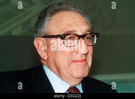 (Dpa-Dateien) - der ehemalige US-Außenminister Henry Kissinger, auf 4. Dezember 1993 abgebildet. Geboren als Heinz Alfred Kissinger in Fürth, Deutschland, am 27. Mai 1923. 1938 emigrierte seine Familie in die USA und Henry Kissinger naturalisiert wurde ein Bürger der Vereinigten Staaten im Jahr 1943. Experte anerkannte internationale Angelegenheiten hat er mehrere US-Präsidenten seit den frühen 1960er Jahren Beratung, gewesen. Stockfoto