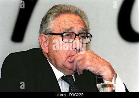 (Dpa-Dateien) - der ehemalige US-Außenminister Henry Kissinger, abgebildet in Osnabrück, 7. November 1998. Geboren als Heinz Alfred Kissinger in Fürth, Deutschland, am 27. Mai 1923. 1938 emigrierte seine Familie in die USA und Henry Kissinger naturalisiert wurde ein Bürger der Vereinigten Staaten im Jahr 1943. Experte anerkannte internationale Angelegenheiten hat er mehrere US-Präsidenten Si Beratung wurde Stockfoto