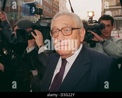 (Dpa-Dateien) - der ehemalige US-Außenminister Henry Kissinger ist umgeben von Kameras, wie er für eine Gala, Altbundeskanzler Helmut Schmidt 80. Geburtstag feiern in Hamburg, 6. Januar 1999 ankommt. Kissinger sagte: "Ich werde immer stolz darauf, dass Helmut Schmidt war und mein Freund ist sein." Kissinger war als Heinz Alfred Kissinger in Fürth, Deutschland, am 27. Mai 1923 geboren. Seine Familie e Stockfoto