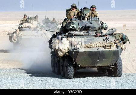 (Dpa) - leichte LAV Panzer von der 3. Licht Amoured Reconnaissance Battalion (LAR) verlassen Camp Coyote in Richtung der Grenze zum Irak in Kuwait, 18. März 2003. Die Soldaten erwarten die Aufträge für den Einsatz von US-Präsident Bush nach Ablauf des Ultimatums 48 Stunden. Stockfoto