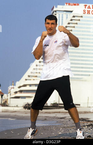 (Dpa-Dateien) - ukrainische schwere Box-Champion Wladimir Klitschko wirft ein paar Schläge in der Luft am Strand in Atlantic City, New Jersey, USA, 28. Juni 2002. Stockfoto