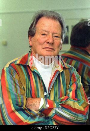 (Dpa-Dateien) - britischen Dirigenten Sir Neville Marriner nach eine Probe vor einem Auftritt in der Philharmonie, eines der weltweit schönsten ist Konzertsäle, in Köln, Deutschland, 24. Januar 2002. Sir Neville Marriner, Gründer der Akademie von St. Martins in den Bereichen zählt zu den renommiertesten Dirigenten der klassischen Aufnahmen und Konzerte weltweit. Stockfoto