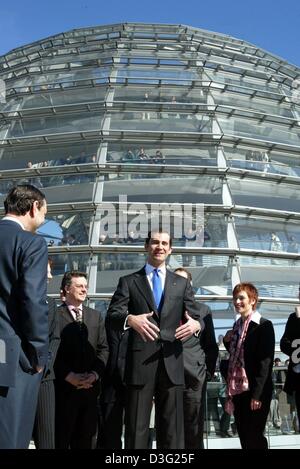 (Dpa) - Prinz Felipe de Borbón, Spaniens Thronfolger, besucht die Kristall-Kuppel des Reichstagsgebäudes in Berlin, 18. März 2003. Der Prinz von Asturien befindet sich in der Luxus-Hotel Adlon in Berlin, wo die spanische Delegation elf Zimmer vermietet. Am 18. März ist Prinz Felipe, der weltweit größte Tochtergesellschaft des spanischen Instituts für Kultur, dem Instituto Cervantes zu öffnen Stockfoto