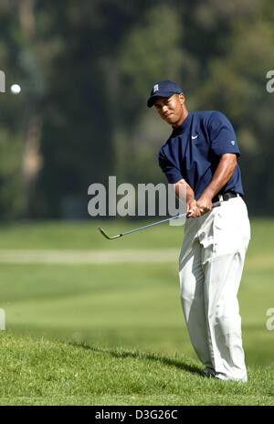 (Dpa) - professioneller Golfspieler Tiger Woods, trifft einen Ball während der 2003 Nissan Open im Riviera Country Club in Pacific Palisades, Kalifornien, 22. Februar 2003. Stockfoto