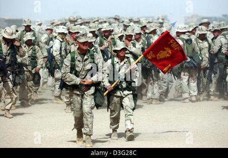 (Dpa) - US-Marines der Firma Delta von der 3. Licht Amoured Reconnaissance Battalion (3. LAR) laufen im Sand im Camp Coyote, Kuwait, 14. März 2003. Mehr als 150.000 amerikanische und britische Soldaten sind derzeit in der nördlichen Wüste Kuwaits basiert. Nach dem US Department of Defense sind diese Soldaten bereit, einen Angriff auf den Irak zu starten. Stockfoto