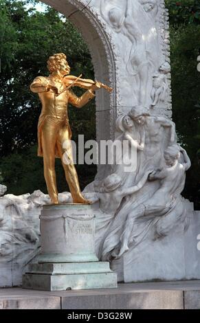 (Dpa-Dateien) - Mahnmal für die österreichischen Komponisten Johann Strauss Sohn, der "König der Walzer", steht in den Stadtpark (Stadtpark) in Wien, Österreich, 10. August 2000. Das Denkmal, geschaffen von Edmund Heller 1921 zeigt Strauss vor Himmelspforten mit dem Geigenspiel. Johann Strauss Junior wurde am 25. Oktober 1825 in Wien geboren und starb dort am 3. Juni 1899. Er ist der Komponist Stockfoto