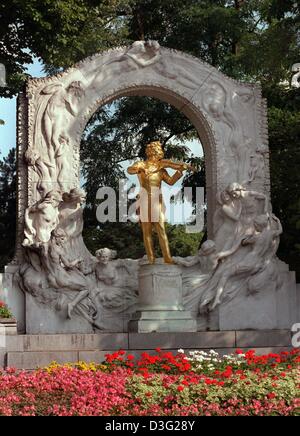 (Dpa-Dateien) - Mahnmal für die österreichischen Komponisten Johann Strauss Sohn, der "König der Walzer", steht in den Stadtpark (Stadtpark) in Wien, Österreich, 10. August 2000. Das Denkmal, geschaffen von Edmund Heller 1921 zeigt Strauss vor Himmelspforten mit dem Geigenspiel. Johann Strauss Junior wurde am 25. Oktober 1825 in Wien geboren und starb dort am 3. Juni 1899. Er ist der Komponist Stockfoto