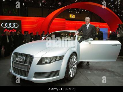 (Dpa) - Martin Winterkorn, Vorstandsvorsitzender der Audi AG-Kfz-Hersteller, präsentiert die neue Allrad-Antrieb Modell Nuvolari Quattro auf dem Genfer "Automobilesalon", die Autoausstellung und Messe in Genf, Schweiz, 4. März 2003. Die "Automobilesalon" ist das erste Highlight im aktuellen europäischen Jahr für Kfz-Hersteller und Designer. 265 Aussteller präsentieren rund 900 BH Stockfoto