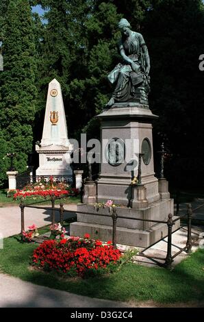 (Dpa-Dateien) - das Bild zeigt das Grab des österreichischen Komponisten Wolfgang Amadeus Mozart im Vordergrund und der deutsche Komponist Ludwig van Beethoven im Hintergrund auf dem Zentralfriedhof in Wien, 9. August 2000. Mozart wurde am 27. Januar 1756 in Salzburg, Österreich geboren und starb am 5. Dezember 1791 in Wien, Österreich. Ludwig van Beethoven wurde am 17. Dezember 1770 geboren. Stockfoto