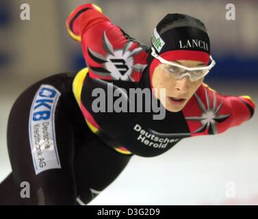(Dpa) - deutsche Eisschnellläuferin Anni Friesinger die Eis-Spur in der Frauen-1500-Meter-Lauf bei der Eisschnelllauf-Weltmeisterschaft in Berlin, 14. März 2003 beschleunigt. Friesinger verläuft die Strecke in 01:57, 43 Minuten und gewinnt den Weltmeister-Titel. Stockfoto