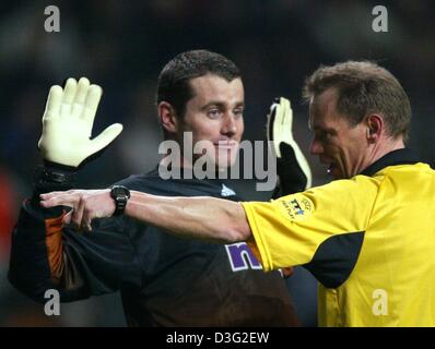 (Dpa) - Newcastles irischen Torwart Shay gegeben (L) hebt seine Hände passiv in einem Rechtsstreit mit dem dänischen Schiedsrichter Larsen in der Champions League Fußball-Spiel Newcastle United gegen Bayer Leverkusen im St. James Park Stadion in Newcastle, UK, 26. Februar 2003. Newcastle gewann das Spiel 3: 1. Stockfoto