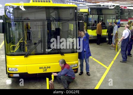 (Dpa) - Arbeiter der Nutzfahrzeug-Hersteller Mann Put die Veredelung berührt in einem Bus in das Werk in Salzgitter, Deutschland, 12. März 2003. Der Mann Corporation kündigte auf um der Nutzfahrzeug-Branche neu zu strukturieren, die Reduktion von rund 1.000 Arbeitsplätzen umfassen wird. Stockfoto