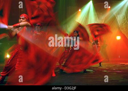 (Dpa) - Künstler von der großen chinesischen Nationalzirkus durchführen "Sinfonie in rot und schwarz", München, Deutschland, 11. März 2003. Die aktuelle Show "Shanghai Zensation" der berühmten Zirkuswelt zog ein großes Publikum, darunter viele Prominente in der bayerischen Landeshauptstadt. Stockfoto