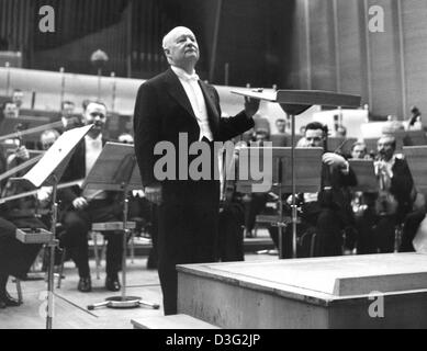 (Dpa-Dateien) - deutscher Komponist und Dirigent Paul Hindemith im Bild bei einem Konzert des Symphonieorchesters der Hessischer Rundfunk-Sender in Frankfurt am Main, 8. April 1960. Hindemith wurde am 16. November 1895 in Hanau, Hessen, geboren und starb am 28. Dezember 1963 in Frankfurt am Main, Deutschland. Sein Talent wurde früh entdeckt, und erhielt er fundierte Ausbildung auf Viola, Violine, cl Stockfoto