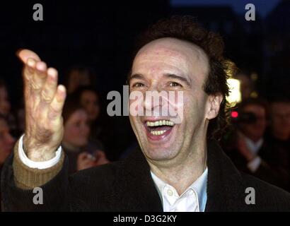 (Dpa) - italienische Oscar-Preisträger Roberto Benigni vor der Deutschland-Premiere seines neuesten Films "Pinocchio" in Berlin, 10. März 2003 lacht. Benigni spielt in dem Film, der berühmten Holzpuppe, deren Nase länger immer, und länger mit jeder Lüge, er sagt. Benigni nicht nur spielte die Hauptrolle, aber auch das Drehbuch schrieb und inszenierte. Stockfoto