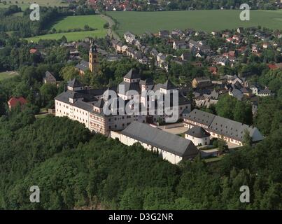 (Dpa-Dateien) - eine malerische areal Blick auf Augustusburg (Schloss Augustusburg) in Augustusburg, Ostdeutschland, 23. August 2002. Augustusburg Schloss wurde auf den Ruinen einer älteren Burg, Schellenburg, gebaut im Jahre 1547 durch einen Brand zerstört wurde. Der Architekt und Bürgermeister von Leipzig Hieronymus Lotter wurde gefragt, von Augustus, die Vermieter und Kurfürst von Sachsen, eine neue Burg zu bauen, auf der Stockfoto