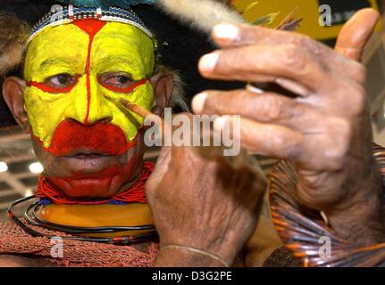 (Dpa) - erfrischt gebürtig aus Papua Neu Guinea seine traditionelle Gesicht malen für die "Internationale Tourismus-Börse ITB" (internationale Tourismus Messe) in Berlin, Deutschland, 9. März 2003. Stockfoto