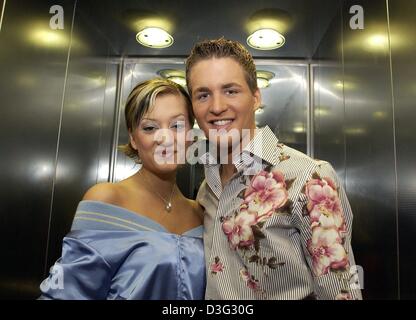 (Dpa) - Juliette und Alexander, die beiden Finalisten der TV-Casting-Wettbewerb "Deutschland Sucht Den Superstar" (Deutschland sucht den Superstar), die deutsche Version von "American Idol", stellen in Köln, Deutschland, 7. März 2003. Das Finale der Casting-Show wird am 8. März 2003 auf RTL ausgestrahlt. Stockfoto