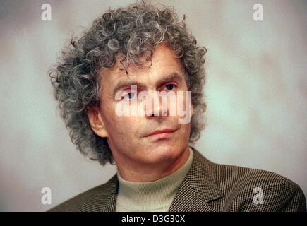 (Dpa-Dateien) - britischer Dirigent Sir Simon Rattle, während einer Pressekonferenz in Berlin, 25. September 1999 abgebildet. Simon Rattle Januar l955 in Liverpool geboren und im Alter von l6, ging an der Royal Academy of Music in London, Dirigieren zu studieren. L974 wurde er Assistant Conductor des Bournemouth Symphony und Sinfonietta für drei Jahre. Anschließend bekleidete er titl Stockfoto