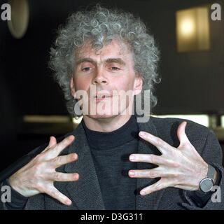 (Dpa-Dateien) - britischer Dirigent Sir Simon Rattle, während einer Pressekonferenz in Berlin, 23. April 2001 abgebildet. Simon Rattle Januar l955 in Liverpool geboren und im Alter von l6, ging an der Royal Academy of Music in London, Dirigieren zu studieren. L974 wurde er Assistant Conductor des Bournemouth Symphony und Sinfonietta für drei Jahre. Anschließend hielt er Titel w Stockfoto