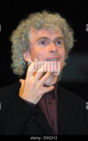 (Dpa-Dateien) - britischer Dirigent Sir Simon Rattle in Berlin, 19. September 1999 Gesten. Simon Rattle Januar l955 in Liverpool geboren und im Alter von l6, ging an der Royal Academy of Music in London, Dirigieren zu studieren. L974 wurde er Assistant Conductor des Bournemouth Symphony und Sinfonietta für drei Jahre. Anschließend hielt er Titel mit dem Royal Liverpool Stockfoto