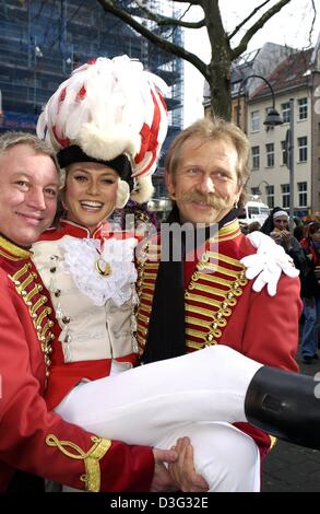 (Dpa) - deutsche Supermodel Heidi Klum (C), gekleidet in "Funkischer Uniform" (sparky Uniform), Posen mit Bandmitgliedern Peter Werner und Henning Krautmacher (r) während der traditionellen Karneval Montag-Prozession in Köln, 3. März 2003. Zwei Tage zuvor hatte sie "sparky-Leutnant der Reserve" Karnevalsverein "Sterben Roten Funken" (die roten Funken) ernannt. Stockfoto