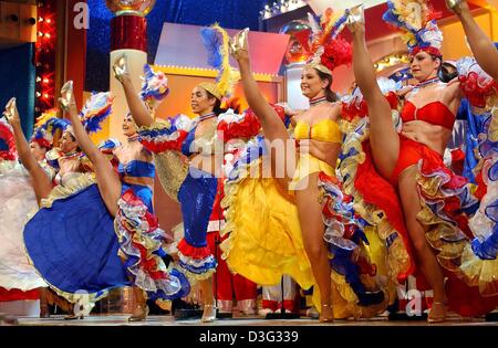 (Dpa) - weibliche Carnevalists Can-Can in eine Chor-Linie, während eine Generalprobe für ein Karneval TV-Tanzshow in Mainz, Deutschland, 26. Februar 2003. Die Show wird am 28. Februar 2003 durch den SWR Fernsehsender live übertragen. Stockfoto
