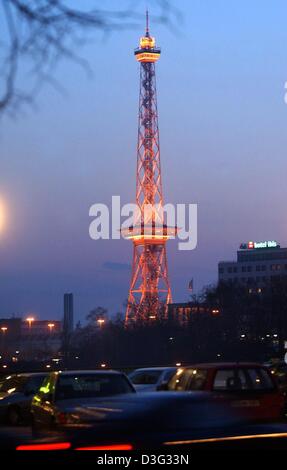 (Dpa) - ein Blick auf das Radio tower in Berlin, 27. Februar 2003. Die 150m hohe Gebäude ähnelt ein wenig dem Eiffelturm in Paris. Es war von 1924 bis 1926 anlässlich der Funkausstellung (broadcast Ausstellung) gebaut. Besucher genießen Sie eine Mahlzeit im Restaurant in einer Höhe von 50m oder besuchen Sie die Aussichtsplattform an der Spitze. Stockfoto