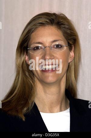 (Dpa) - Prinzessin Christiane Zu Salm-Salm, CEO der TV-Sender "Neun Live" (neun live) und Vorsitzende der EUVIA Media AG, lacht in Hamburg, 26. Februar 2003. Nach der Münchner TV Station machte Verluste im Jahr 2001 brachte Christiane Zu Salm die Station zurück in die schwarzen. Für 2003 sind neue Programmierungen und neue Shows geplant. Christiane Zu Salm lief früher Musik-Fernsehsender Stockfoto