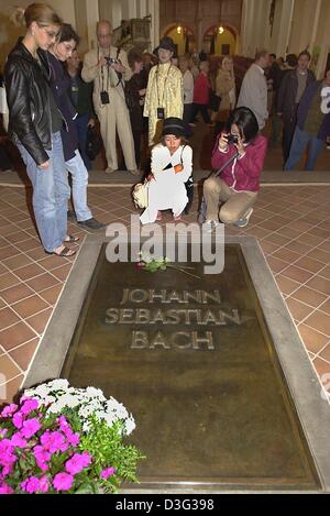 (Dpa-Dateien) - stehen Touristen rund um das Grab des deutschen Komponisten Johann Sebastian Bach in der St. Thomas-Kirche in Leipzig, Ostdeutschland, 20. Juli 2000. Geboren am 21. März 1685 in der Ortschaft Eisenach zu einer musikalischen Familie, hatte Bach seine ersten wichtigen Termin im Jahre 1708 als Organist am herzoglichen Hof in Weimar. Einen sechs-Jahres-Aufenthalt (1717-23) als Kapellmeister an der Pri folgte Stockfoto